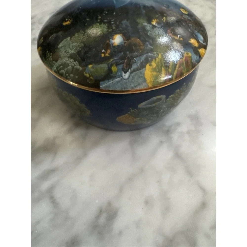 THE DANBURY MINT DOLPHINS BLUE HAWAII TROPICAL WONDERLAND PORCELAIN MUSIC BOX